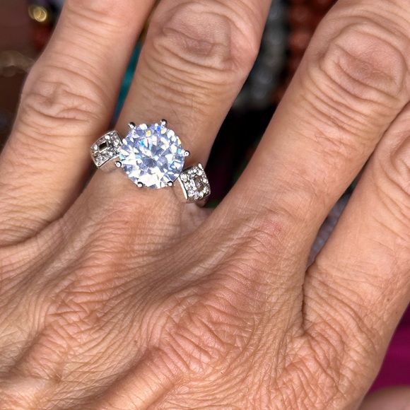 R4. Swarovski Elegant Silver Round Crystal Engagement Ring - Picture 3 of 6